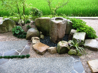 アプローチと坪庭